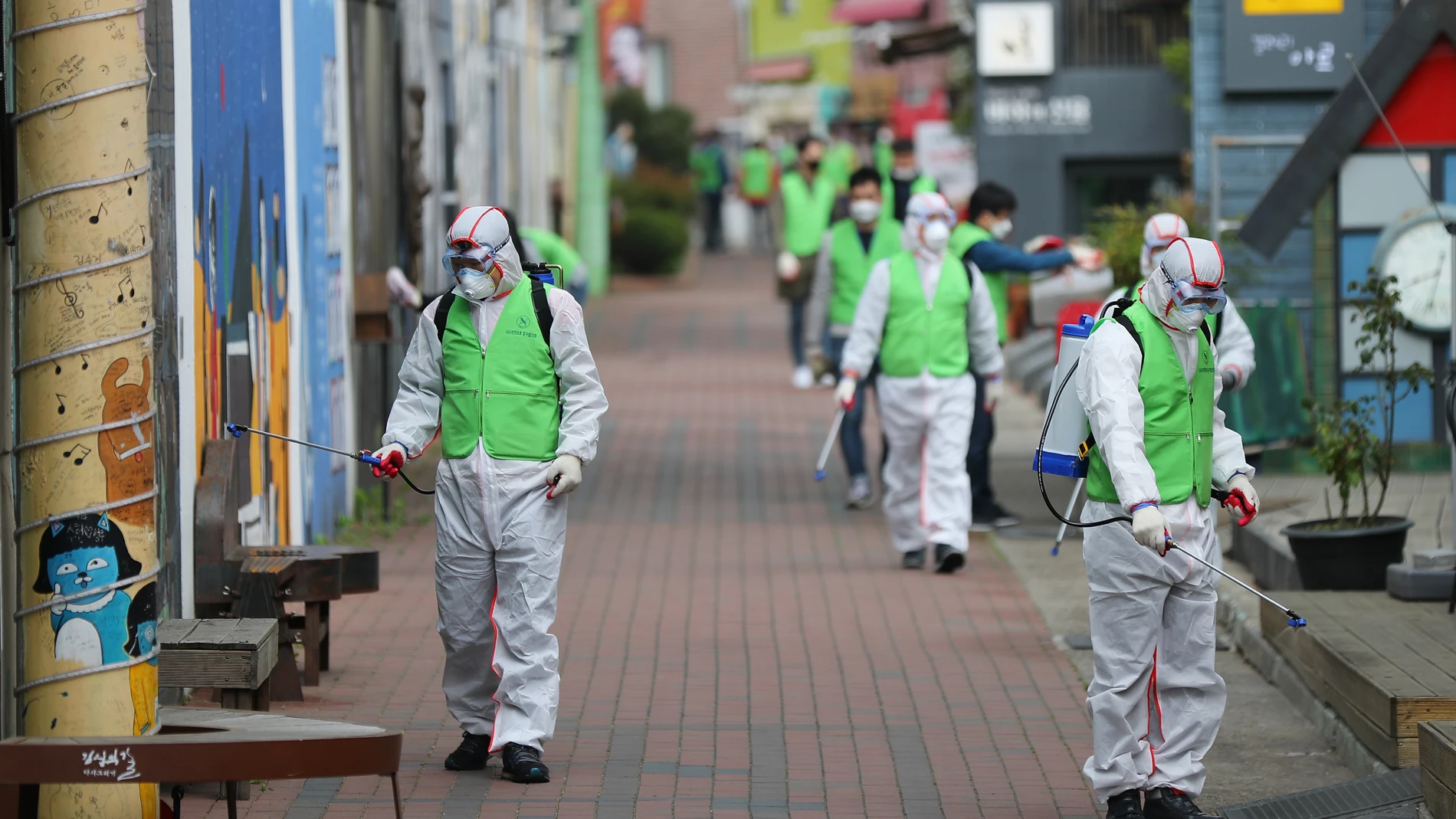 Un grupo de trabajadores desinfectan una calle de Corea del Sur