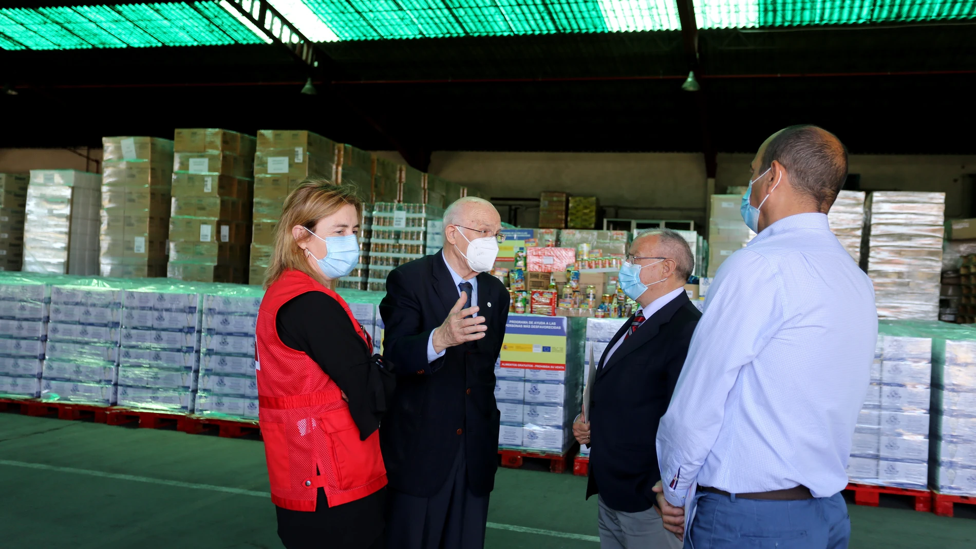 El subdelegado del Gobierno en Valladolid, Emilio Álvarez, asiste a la presentación de la primera fase del "Programa 2020 de ayuda alimentaria para personas desfavorecidas", junto a Rosa Urbón, presidenta Provincial de Cruz Roja; Jesús Mediavilla, presidente del Banco de Alimentos; y Jesús María García, responsable de las unidades del programa