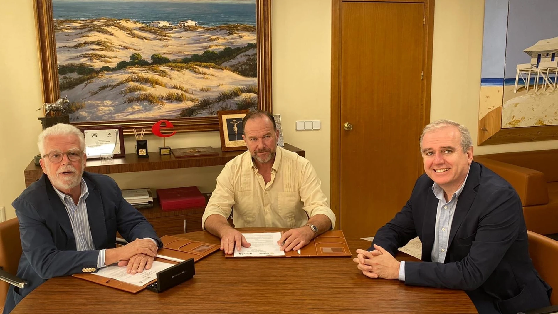 El presidente de la Fundación Caja Rural del Sur, José Luis García-Palacios Álvarez, y el presidente de Asaja-Sevilla, Ricardo Serra, firman el convenio de colaboración con el que se respalda al sector agrario sevillano