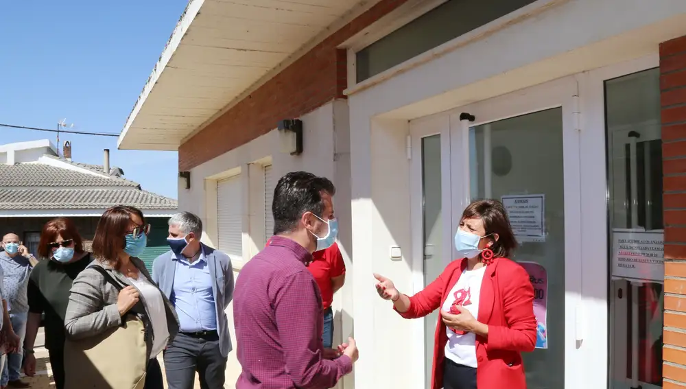 El secretario regional del PSOE, Luis Tudanca, visita el consultorio local de Cisneros (Palencia) en compañía de la alcaldesa Rosa Aldea y de la líder socialista palentina, Miriam Andrés
