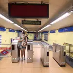 Una pasajera con mascarilla en los torniquetes de la estación de Metro de San Bernardo