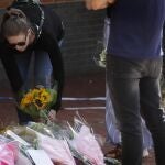 Depositan flores en el lugar del atentado (AP Photo/Kirsty Wigglesworth)