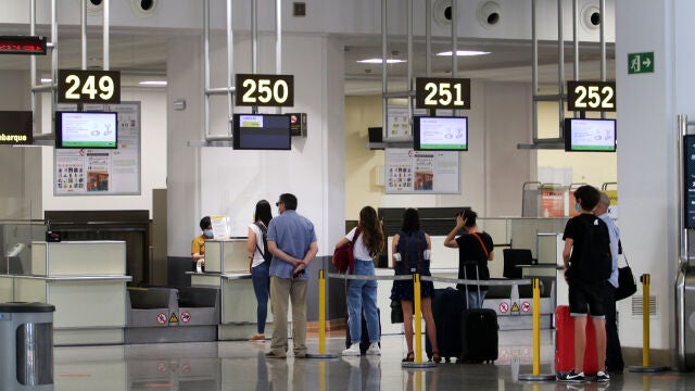 Imagen de archivo la salida de turistas y residentes al aeropuerto Pablo Ruiz Picasso después que el Gobierno abriera las fronteras en el primer día sin estado de alarma