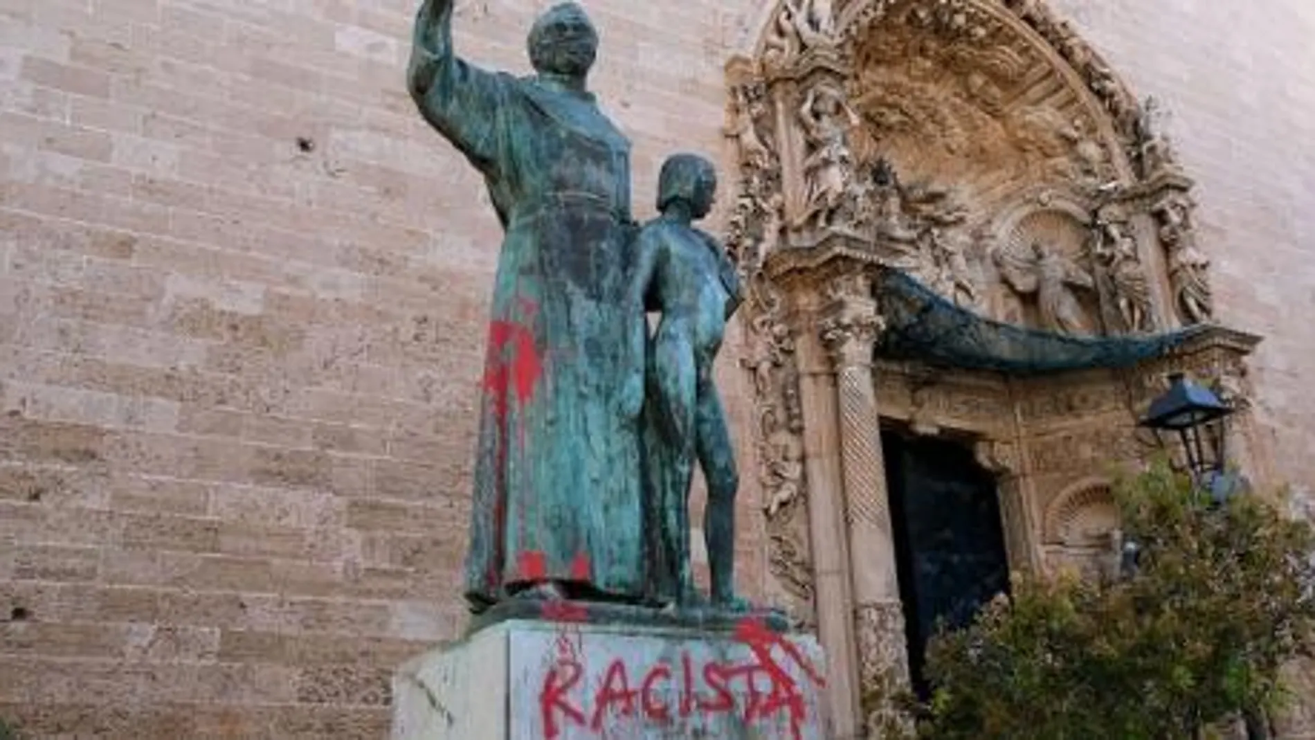Pintada en la Estatua de Junípero Serra en Palma
