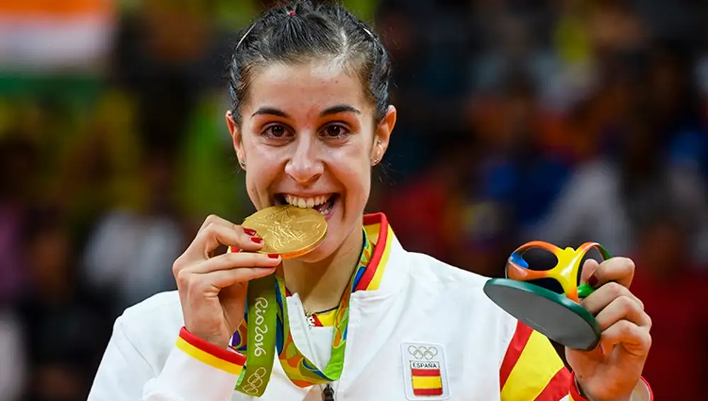 Carolina Marín posa con su medalla de oro en los Juegos Olímpicos de Río de Janeiro de 2016DIEGO G.SOUTO (Foto de ARCHIVO)19/08/2016