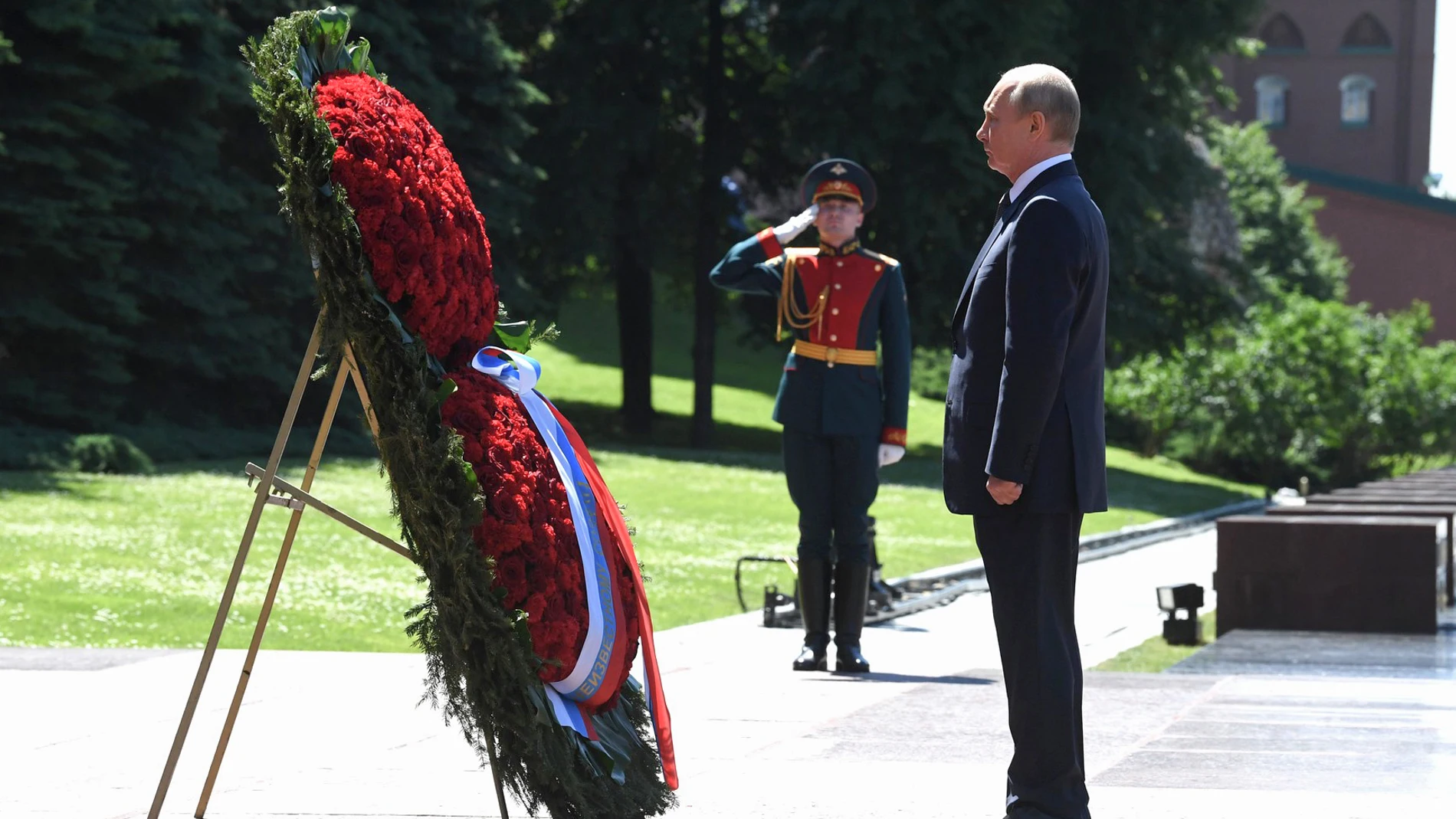 HANDOUT - 22 June 2020, Russia, Moscow: Russian President Vladimir Putin (R) lays a wreath at the Tomb of the Unknown Soldier at the Kremlin Wall in the Alexander Garden during a ceremony marking the 79th anniversary of the start of World War II. Photo: -/Kremlin/dpa - ATTENTION: editorial use only and only if the credit mentioned above is referenced in full22/06/2020 ONLY FOR USE IN SPAIN