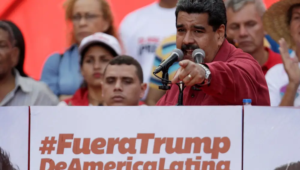 Nicolás Maduro dio un discurso sobre un cartel en el que se leía: &quot;Fuera Trump de América Latina&quot;