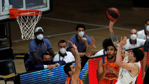 Abalde defiende un lanzamiento de Deck en la pasada fase final de la ACB