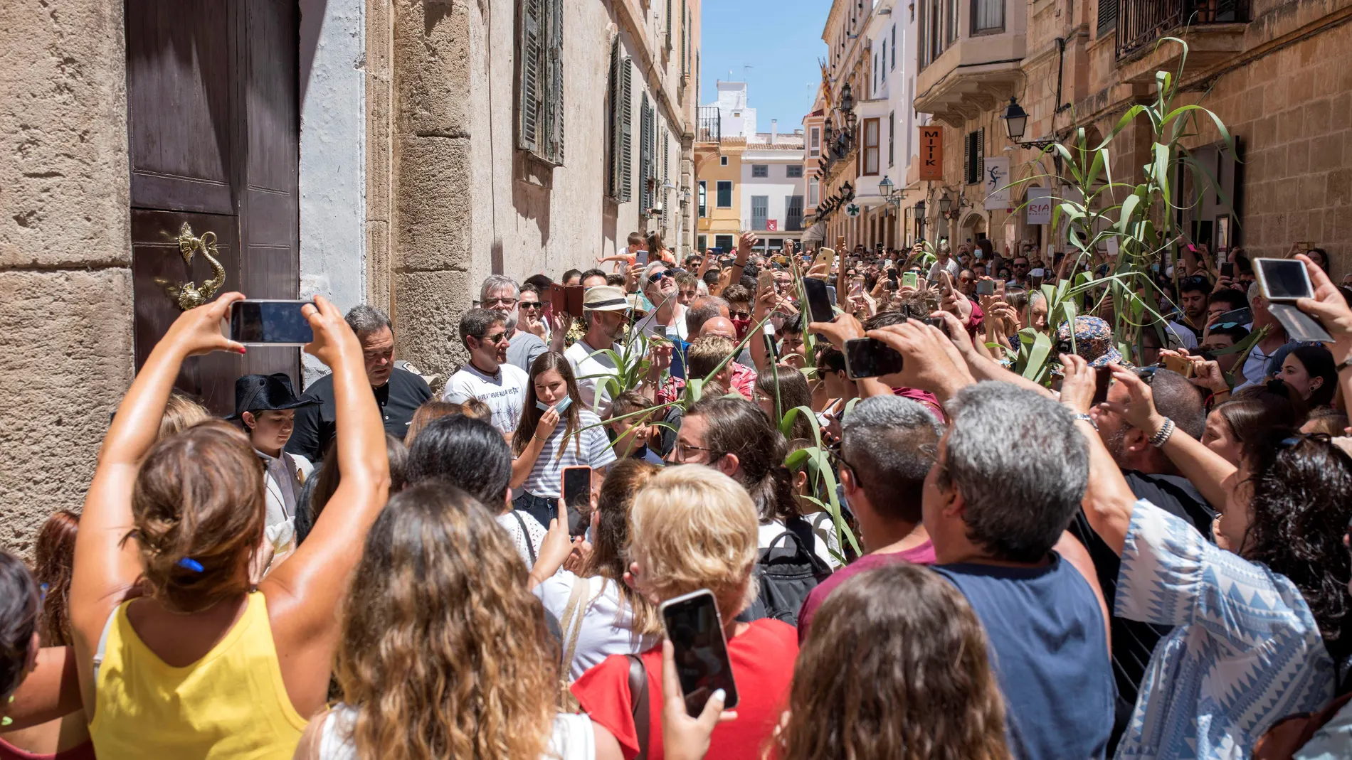 Celebración espontánea de la fiesta de San Juan en Ciutadella, Menorca, festejo suspendido por el Ayuntamiento y en el que se han producido algunas aglomeraciones. EFE/ David Arquimbau Sintes