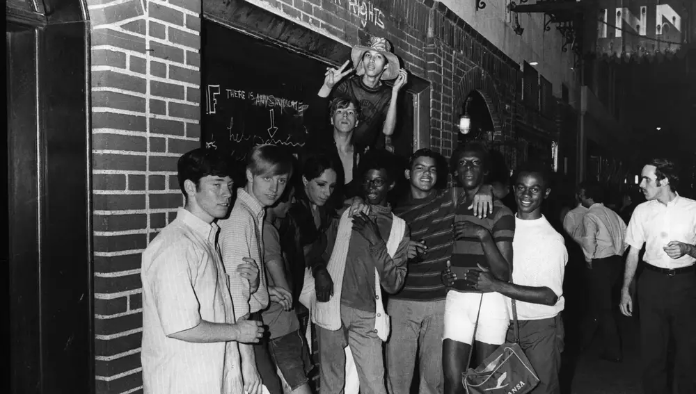 Jóvenes en la fachada del mítico bar Stonewall