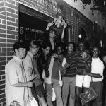 Jóvenes en la fachada del mítico bar Stonewall