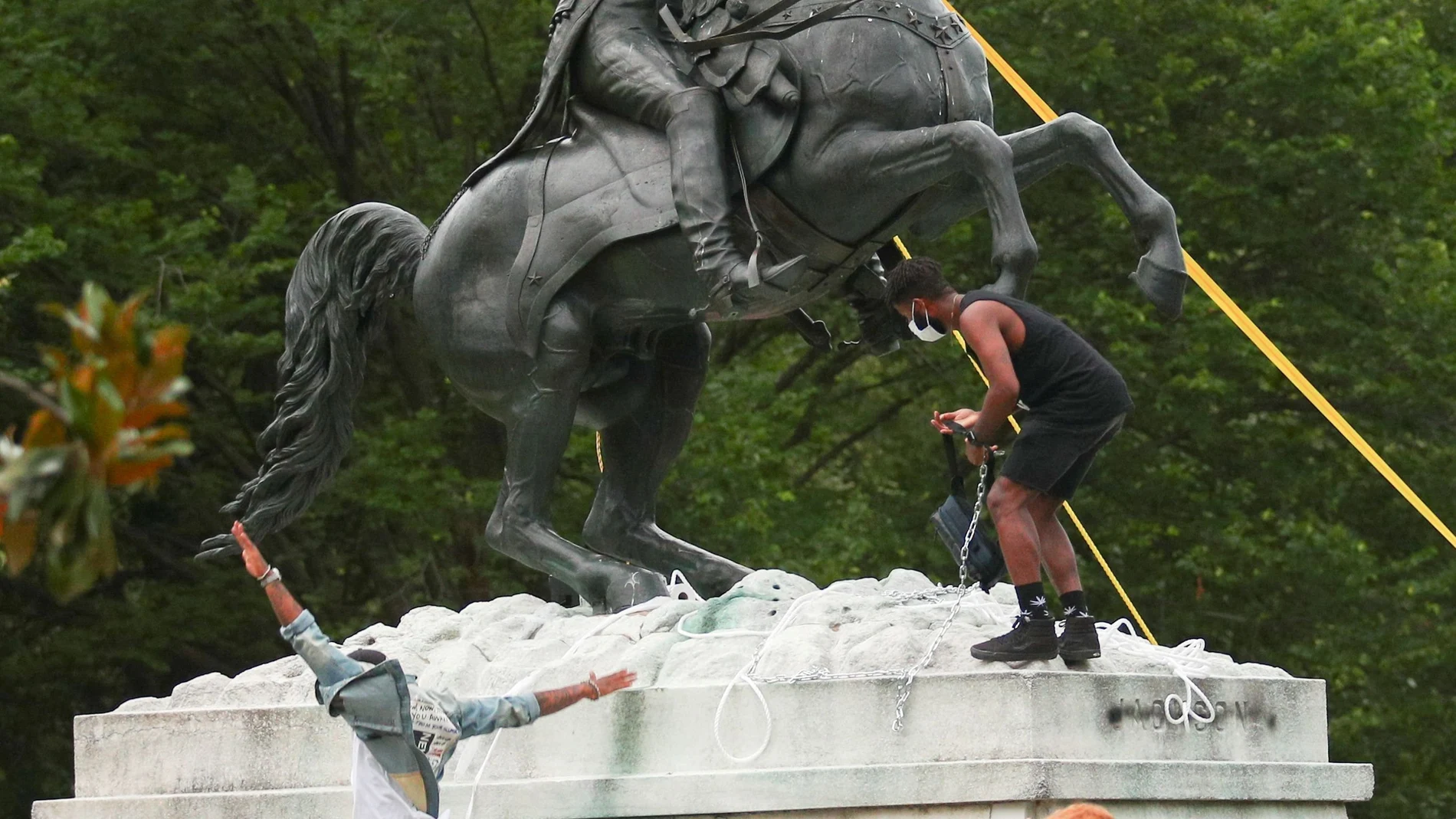 Un grupo de manifestantes trata de tirar abajo la estatua del presidente Andrew Jackson en medio de Lafayette Park frente a la Casa Blanca