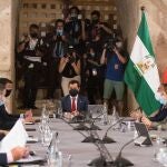 El presidente de la Junta de Andalucía, Juanma Moreno (c) junto al resto de su Gobierno en el Cuarto Dorado de la Alhambra de Granada donde este martes se ha celebrado el Consejo de Gobierno