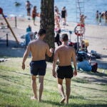 Residentes de Estocolmo disfrutan del calor veraniego en la playa de Malarhojdsbadet del lago Malaren