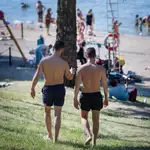Residentes de Estocolmo disfrutan del calor veraniego en la playa de Malarhojdsbadet del lago Malaren