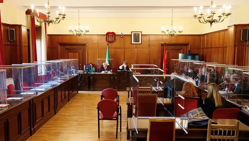 Sala del Juzgado de Sevilla donde un jurado popular enjuicia a partir de ayer a los siete acusados del triple crimen ocurrido en Dos Hermanas