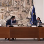 Carmen Calvo, Pedro Sánchez y Pablo Iglesias, ayer durante la reunión del Consejo de Ministros que tuvo lugar en el Palacio de la Moncloa