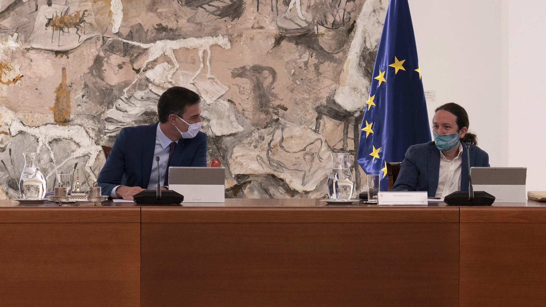 Carmen Calvo, Pedro Sánchez y Pablo Iglesias, ayer durante la reunión del Consejo de Ministros que tuvo lugar en el Palacio de la Moncloa