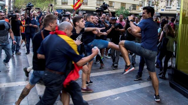 Enfrentamientos entre los asistentes a la tradicional manifestación de entidades de izquierda y nacionalista del 9 d'Octubre llevada a cabo hoy por el centro de Valencia que ha tenido que alterar su recorrido ante los ataques, tanto físicos como verbales, que han sufrido algunos de sus integrantes por parte de docenas de personas que portan banderas de España.