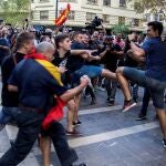 Enfrentamientos entre los asistentes a la tradicional manifestación de entidades de izquierda y nacionalista del 9 d'Octubre llevada a cabo hoy por el centro de Valencia que ha tenido que alterar su recorrido ante los ataques, tanto físicos como verbales, que han sufrido algunos de sus integrantes por parte de docenas de personas que portan banderas de España.