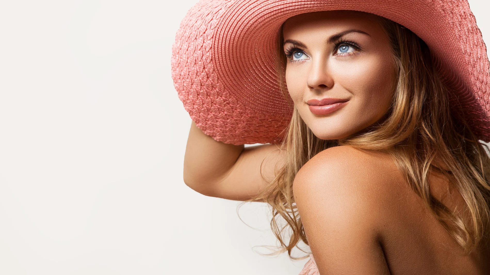Protector solar y cubrir la cabeza con un sombrero, consejos para evitar el envejecimiento de la piel