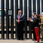 El presidente Donald Trum visita en Arizona el muro entre Estados Unidos y México