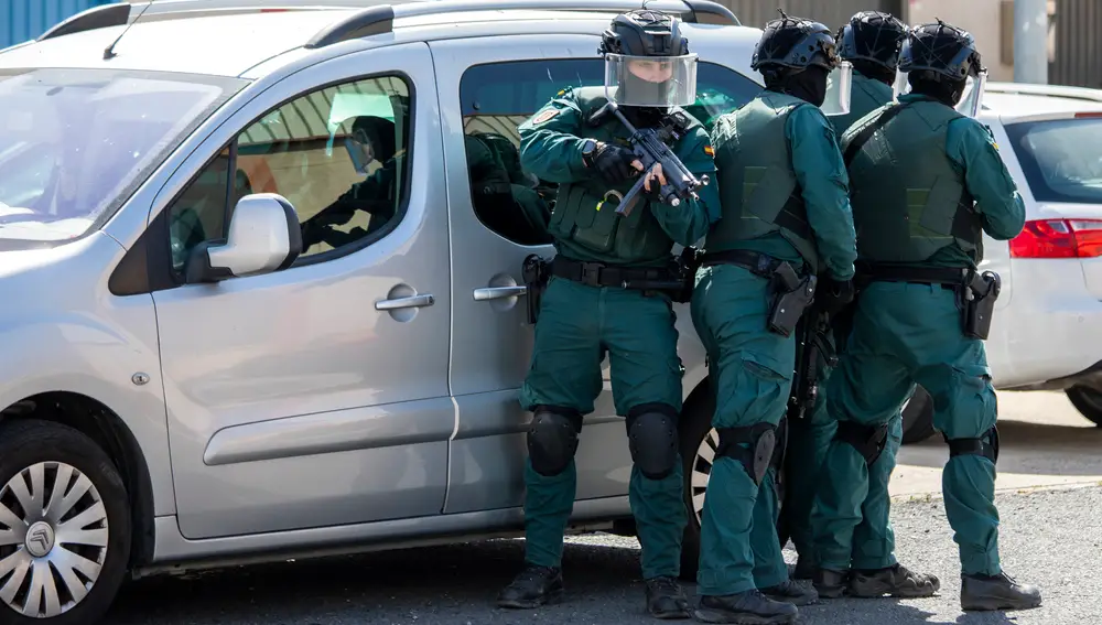 Más de 400 efectivos de la Guardia Civil y agentes de Aduanas participan en diferentes localidades de Huelva en el mayor operativo contra el narcotráfico llevado a cabo en la provincia hasta la fecha.