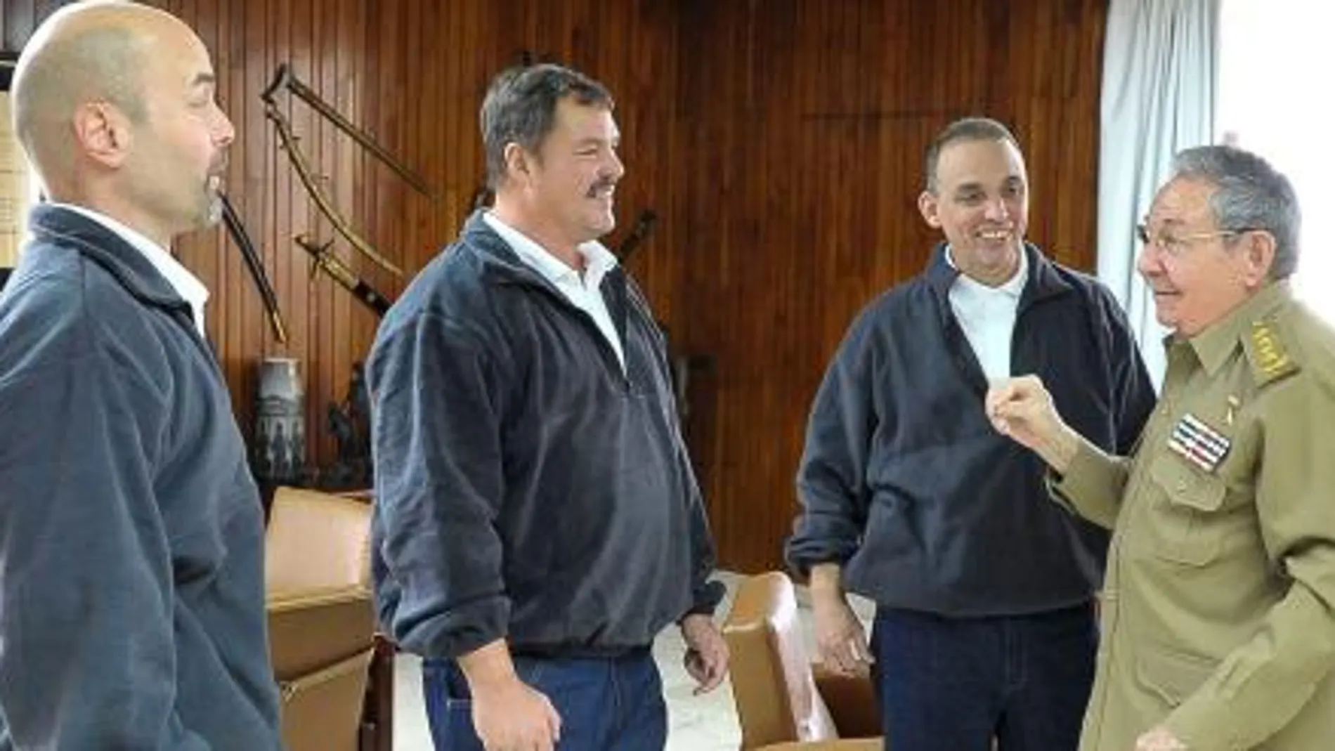 Raúl Castro recibe a tres miembros de la Red Avispa en La Habana