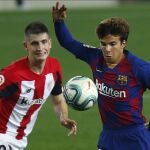 Riqui Puig intenta controlar un balón ante Oihan Sancet. AP Photo/Joan Monfort