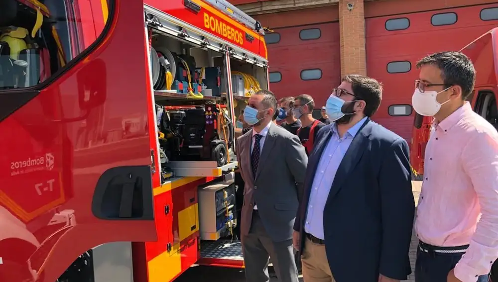 El alcalde de la ciudad, Jesús Manuel Sánchez Cabrera, acompañado por el teniente de alcalde de Presidencia, Interior y Cultura del Consistorio, José Ramón Budiño, y por el jefe del servicio, Alberto Pato, visita el parque de bomberos