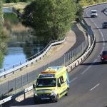 Una ambulancia en la A-62 en el término de Dueñas (Palencia)