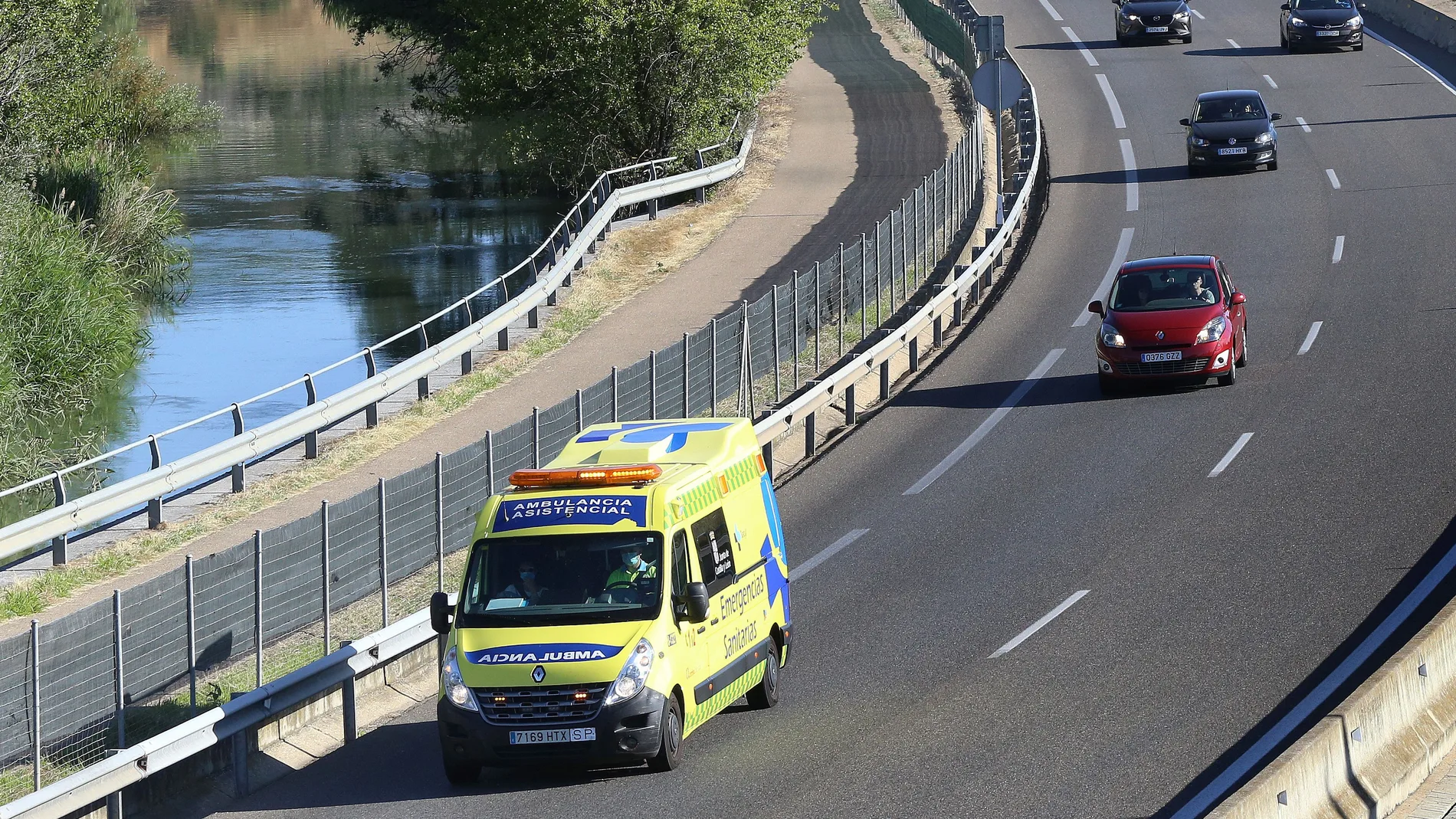 Una ambulancia en la A-62 en el término de Dueñas (Palencia)