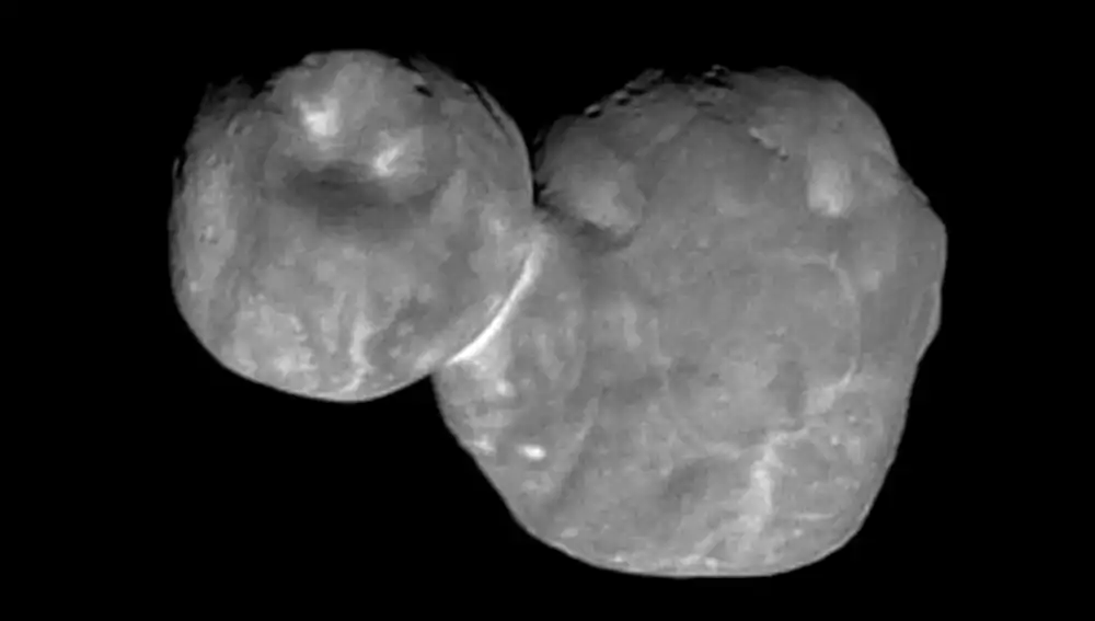 Imagen del objeto del cinturón de Kuiper 2014 MU69 Arrokoth tomada por la sonda New Horizons. Este el tipo de pequeños objetos congelados que ocupan los confines del sistema solar.