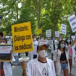 Los sindicatos de médicos protestan frente al Ministerio de Sanidad por la elección telemática del MIRCESM23/06/2020