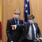 MADRID, 23/06/2020.- El gobernador del Banco de España, Pablo Hernández de Cos (izq), conversa con el presidente de la Comisión de Reconstrucción Social y Económica del Congreso de los Diputados, Patxi López, antes de comparecer ante la comisión, este martes, en la Cámara Baja. EFE/Fernando Alvarado