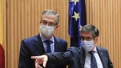 MADRID, 23/06/2020.- El gobernador del Banco de España, Pablo Hernández de Cos (izq), conversa con el presidente de la Comisión de Reconstrucción Social y Económica del Congreso de los Diputados, Patxi López, antes de comparecer ante la comisión, este martes, en la Cámara Baja. EFE/Fernando Alvarado