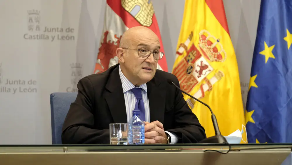 El consejero de Agricultura, Ganadería y Desarrollo Rural de la Junta de Castilla y León, Jesús Julio Carnero, informa sobre las ayudas para jóvenes