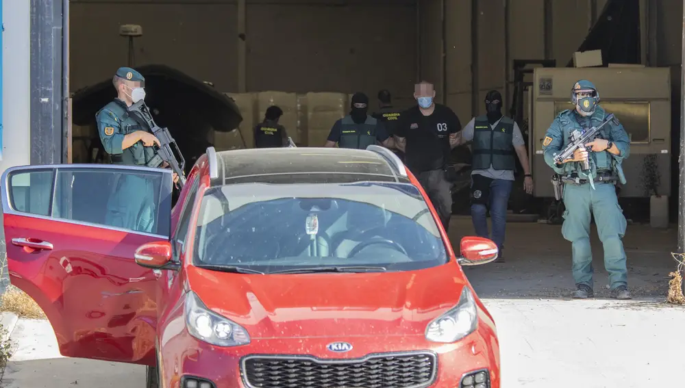 Uno de los detenidos durante uno de los registros llevados a cabo en Huelva capital