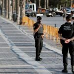 Agentes de la Policía Local de València vigilan el acceso a la playa de la Malvarrosa, en la Noche de San Juan de 2020, cuando también se blindarono las playas del norte y del sur de la ciudad para evitar aglomeraciones que pudieran suponer un repunte de contagios por el coronavirus.
