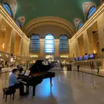 USA2532. NUEVA YORK (ESTADOS UNIDOS), 23/06/2020.- Un músico toca el piano este martes en la estación Grand Central de Nueva York (EEUU). La icónica Grand Central Station de Nueva York ha celebrado este martes la vuelta a la normalidad de la Gran Manzana con un concierto de piano en su enorme vestíbulo, con el que estudiantes de la prestigiosa escuela de música Juliard dieron la bienvenida a los transeúntes durante todo el día. EFE/Carles Escolà
