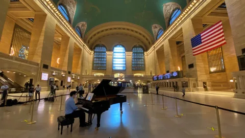 USA2532. NUEVA YORK (ESTADOS UNIDOS), 23/06/2020.- Un músico toca el piano este martes en la estación Grand Central de Nueva York (EEUU). La icónica Grand Central Station de Nueva York ha celebrado este martes la vuelta a la normalidad de la Gran Manzana con un concierto de piano en su enorme vestíbulo, con el que estudiantes de la prestigiosa escuela de música Juliard dieron la bienvenida a los transeúntes durante todo el día. EFE/Carles Escolà