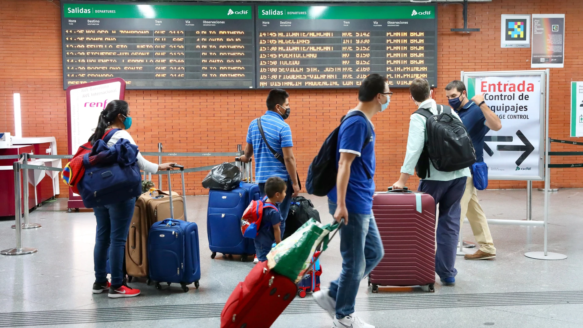 Viajeros con maletas en la estación de Atocha