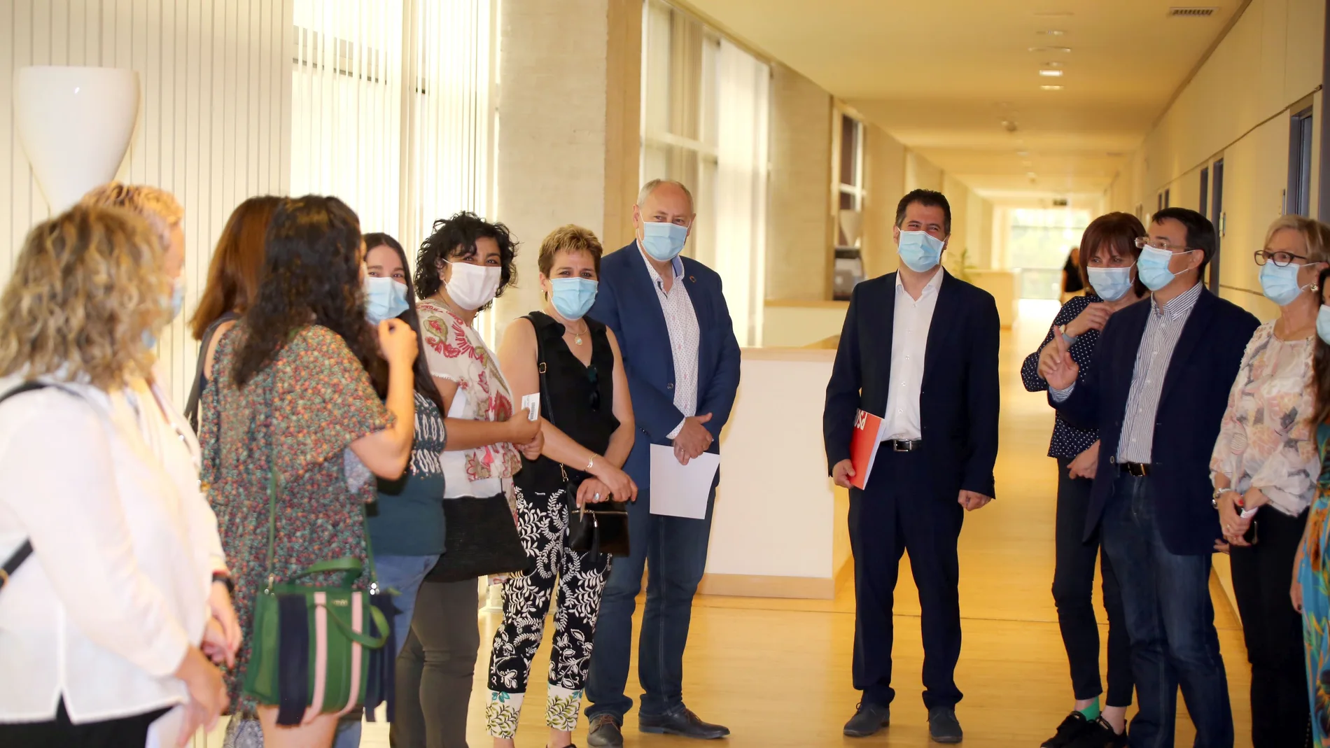 El portavoz del grupo parlamentario Socialista, Luis Tudanca, y el procurador Fernnado Pablos, entre otros, se reúnen con miembros de la Agrupación de Escuelas y Centros Infantiles