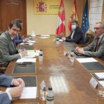 El consejero de Fomento y Medio Ambiente, Juan Carlos Suárez Quiñones, y el delegado del Gobierno en Castilla y León, Javier izquierdo, coordinan el operativo de incendios para este verano
