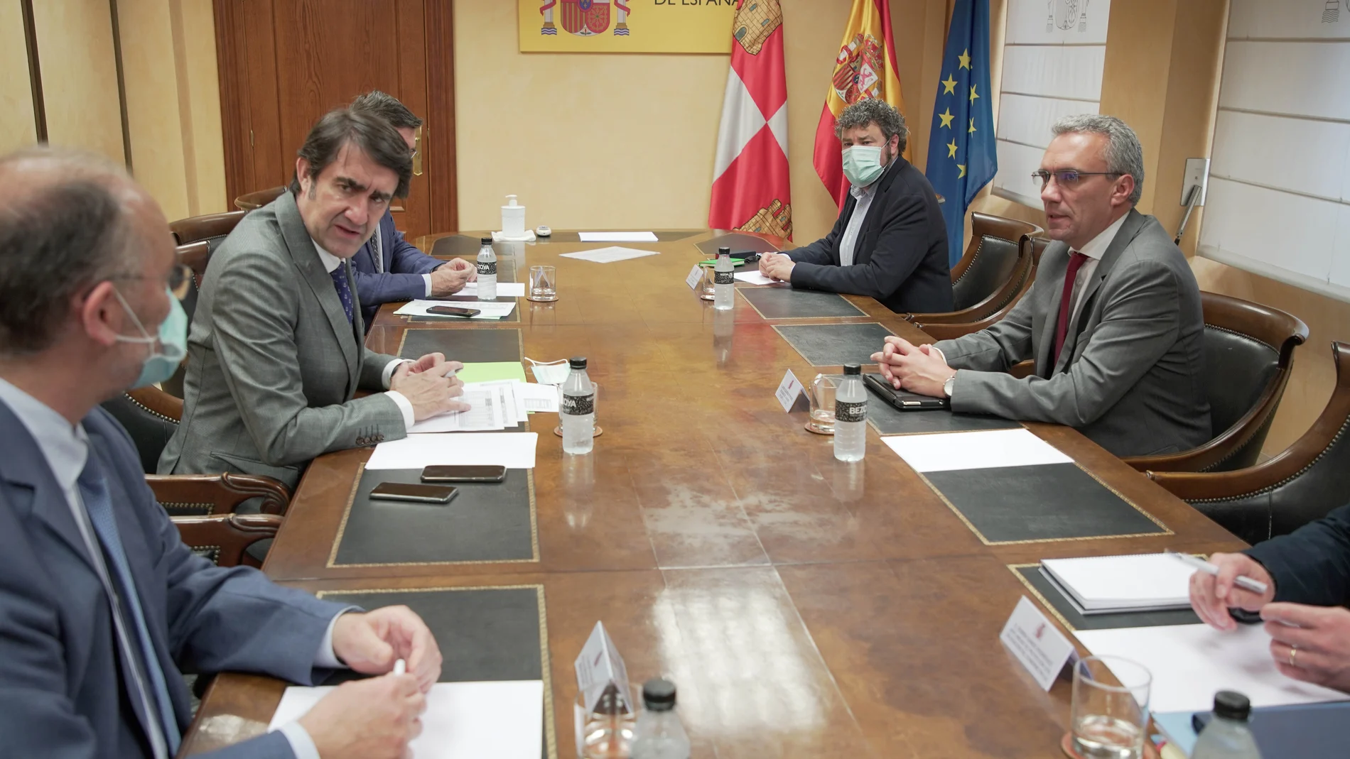 El consejero de Fomento y Medio Ambiente, Juan Carlos Suárez Quiñones, y el delegado del Gobierno en Castilla y León, Javier izquierdo, coordinan el operativo de incendios para este verano