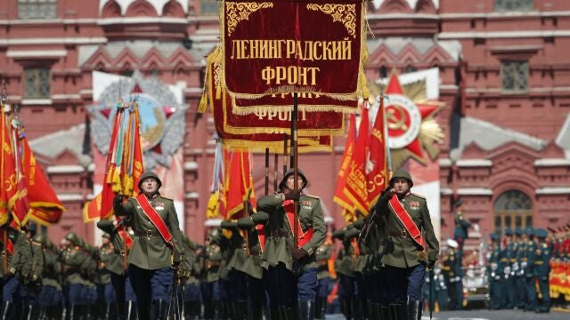 Soldados rusos desfilan en la Plaza Rojo durante el aniversario del Día de la Victoria