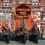 Soldados rusos desfilan en la Plaza Rojo durante el aniversario del Día de la Victoria