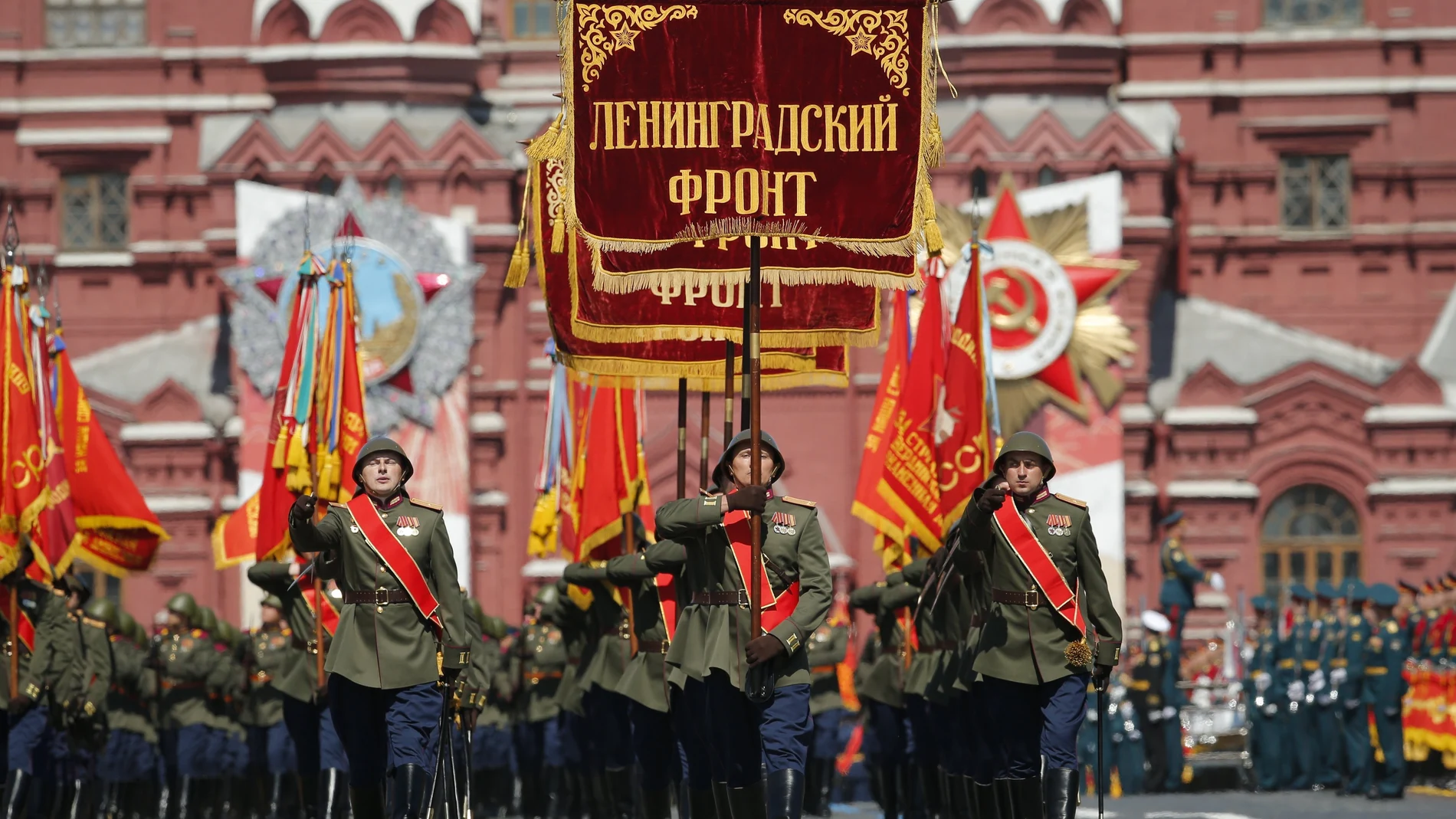 Soldados rusos desfilan en la Plaza Rojo durante el aniversario del Día de la Victoria