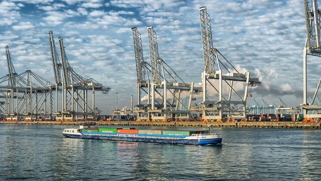 El puerto de Róterdam cuenta con 162 grúas de uso múltiple, 103 rúas pórtico y 25 grúas flotantes.