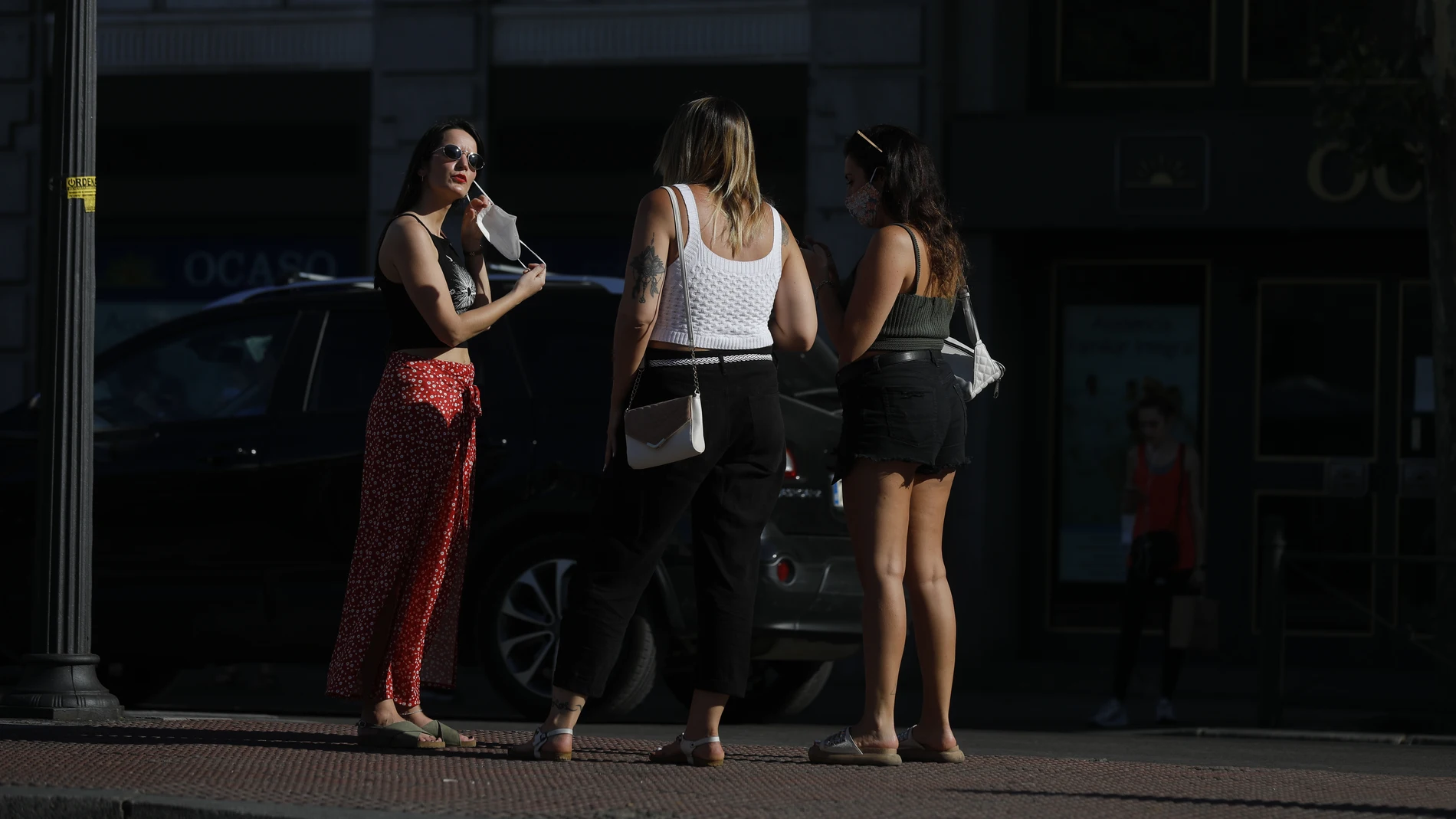 Fin del confinamiento imagenes de gente con mascarillas y sin ellas, y terrazas en la calle Fuencarral.